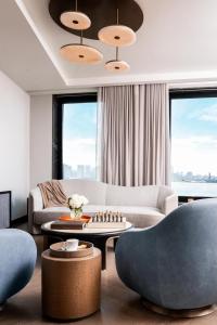 uma sala de estar com um sofá e uma mesa em Maison Hudson em Nova York