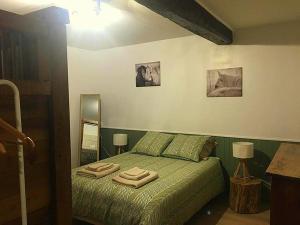ein Schlafzimmer mit einem Bett mit zwei Handtüchern darauf in der Unterkunft Gîte Vaumas, 5 pièces, 8 personnes - FR-1-489-99 in Vaumas