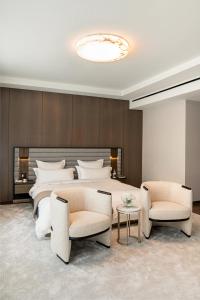 um quarto com uma cama grande e 2 cadeiras em Maison Hudson em Nova Iorque