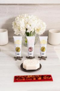 einen Tisch mit drei Tassen und eine Vase mit weißen Blumen in der Unterkunft Maison Hudson in New York