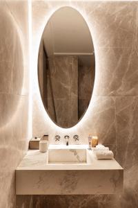 La salle de bains est pourvue d'un lavabo et d'un miroir. dans l'établissement Maison Hudson, à New York