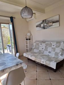 een slaapkamer met een bed en een tafel en stoelen bij Bastide Marie Antoinette in La Colle-sur-Loup