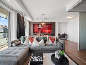 Stylish One Bedroom Suite - Entertainment District Toronto في تورونتو: غرفة معيشة مع أريكة ومطبخ