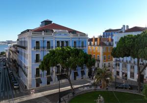 Montebelo Vista Alegre Lisboa Chiado Hotel في لشبونة: مجموعة مباني على شارع في مدينة