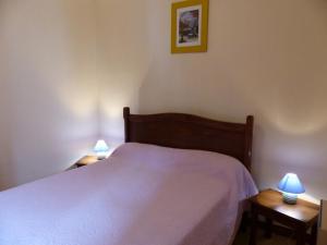 Cama o camas de una habitación en Appartement Arfeuilles, 4 pièces, 6 personnes - FR-1-489-243