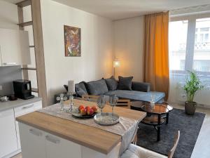 - un salon avec un canapé et une table dans l'établissement REVON Art-deco Apartment Laurinska, à Bratislava