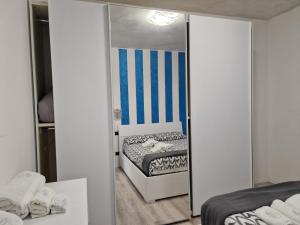 a small bedroom with a mirror and a bed at n&ghomesweethome Monet Elegante appartamento casa vacanze - affari in Milan