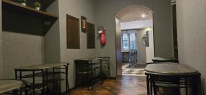 una barra con sgabelli da bar e un estintore rosso di Smart Station Hotel a Napoli