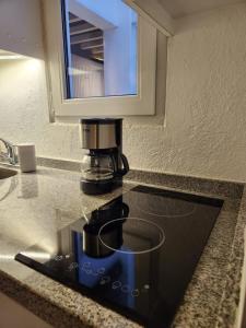 un bancone della cucina con una macchinetta del caffè su un piano rialzato di Downtown Ciudad de México a Città del Messico