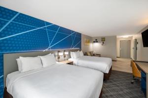 Postel nebo postele na pokoji v ubytování Comfort Suites Longview North
