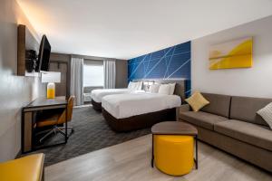 um quarto de hotel com uma cama e um sofá em Comfort Suites Longview North em Longview