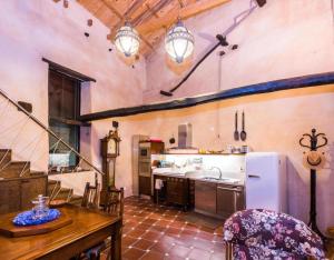 een grote keuken met een tafel en een koelkast bij Casa Rural La Cepedana in Cogorderos
