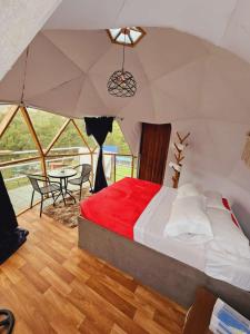 a bedroom with a bed and a table in a tent at Glamping y Cabañas Alpina in Buga