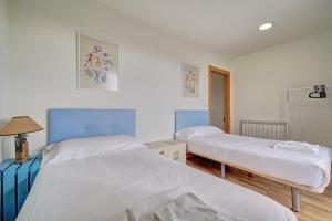 um quarto de hospital com duas camas e um candeeiro em Casa Viana by Clabao em Viana