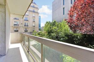 a balcony with a view of a building at Super 3BDR avec balcon Pereire in Paris