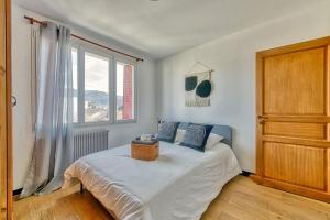a bedroom with a bed with a basket on it at La Dolce Vita¶ Belle vue ¶ Confort ¶Proche TRAM in Grenoble