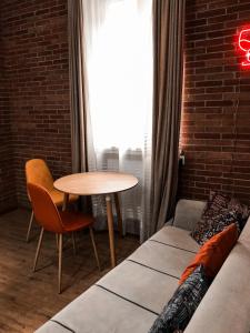 提比里斯的住宿－Sioni Apartment，客厅配有桌子和沙发