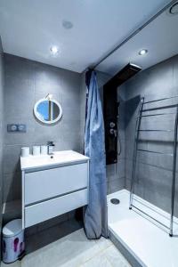 Koupelna v ubytování Magnifique villa moderne avec piscine à Mougins