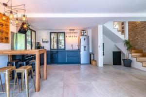 Kuchyň nebo kuchyňský kout v ubytování Magnifique villa moderne avec piscine à Mougins + 18 fotografií