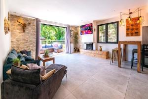 Posezení v ubytování Magnifique villa moderne avec piscine à Mougins