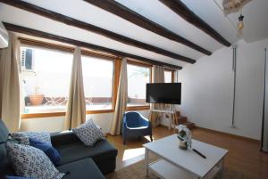 sala de estar con sofá y TV en Cami Ral, en Premiá de Mar