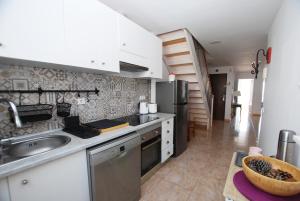 uma cozinha com um lavatório e uma bancada em Cami Ral em Premià de Mar