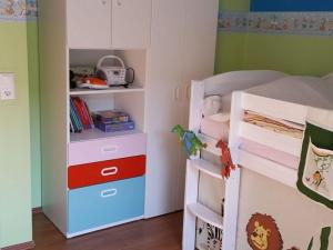 ein Kinderschlafzimmer mit einem Etagenbett mit Schubladen in der Unterkunft Gottschalk-Ferienhaus-Ostsee in Neustadt in Holstein