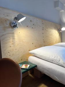 a bedroom with a bed and a table with a lamp at Kolberg Studio - Moderne Ferienwohnung in Boppard in Boppard