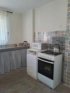 A kitchen or kitchenette at La Casa de Benito