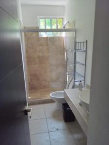 ein Badezimmer mit Dusche, Toilette und Waschbecken in der Unterkunft Parque 44 in Playa del Carmen