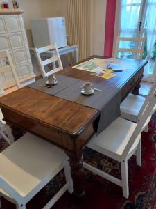 a table and two chairs with cups on top of it at b&b isoladelsole in Perledo