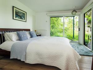 sypialnia z dużym łóżkiem i oknem w obiekcie 2 Bed in Beaulieu NFL71 w mieście Beaulieu