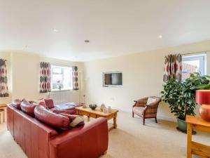 a living room with a red couch and a table at 2 Bed in Langtoft 82338 in Weaverthorpe