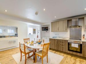 una cucina e una sala da pranzo con tavolo e sedie di 2 Bed in Langtoft 82338 a Weaverthorpe