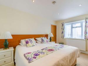 a bedroom with a large bed and a window at 2 Bed in Langtoft 82338 in Weaverthorpe