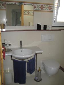 a bathroom with a sink and a toilet at Gioiosa Marea Appartamento per 4 con vista sulle Eolie Casa Spisidda "Panarea" in Gioiosa Marea