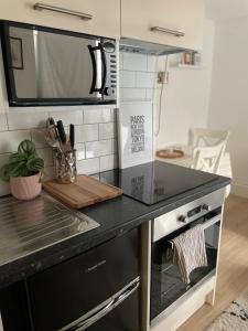 A kitchen or kitchenette at Modern flat & balcony in historic West Kensington