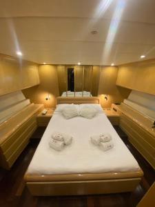 a bed in the middle of a boat at BB Boat Lady A in Genova