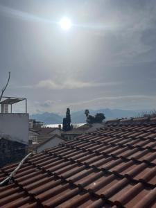 un techo de azulejos en la parte superior de un edificio en Dedehan Pansiyon, en Antalya