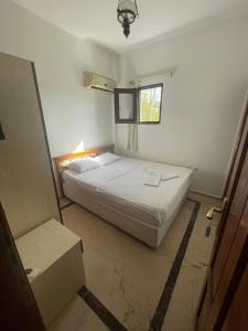 アンタルヤにあるディディハン パンシオンの小さなベッドルーム(ベッド1台、窓付)