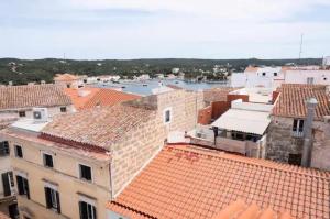 una vista aerea di una città con tetti di Atico a Mahón