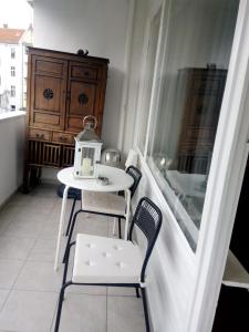 una pequeña mesa blanca y sillas en el balcón en Wohnung in Berliner Innenstadt en Berlín