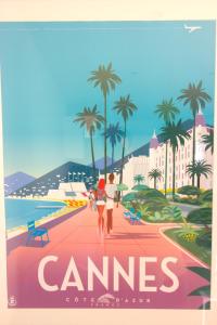 カンヌにあるCannes Croisette - 4 Personnes - Vue merの夫婦散歩のポスター