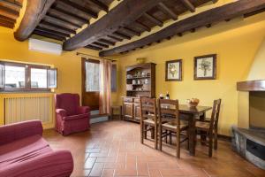 - un salon avec une table et des chaises dans l'établissement Antiche Mura, à Barberino di Val dʼElsa