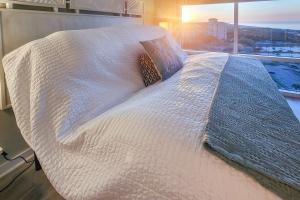 Postel nebo postele na pokoji v ubytování Sandestin Beach Resort Condo with Ocean Views!