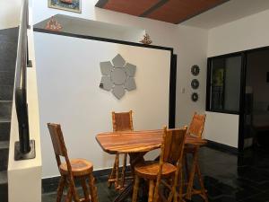 comedor con mesa de madera y sillas en Hermoso apartamento Duplex, en Guaduas