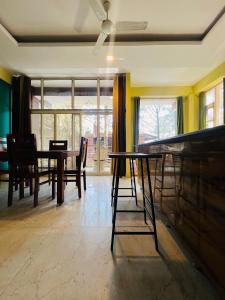 ein Esszimmer mit Tisch und Stühlen in der Unterkunft Luna & Sol 2BHK in Kasauli