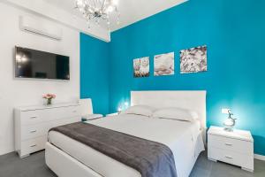 ローマにあるSweet Trastevereのベッドルーム1室(白いベッド1台、青い壁付)