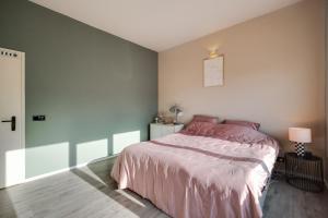 Breda Centrum في بريدا: غرفة نوم بسرير وبطانية وردية