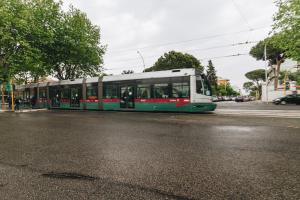 ローマにあるSweet Trastevereの緑白バス